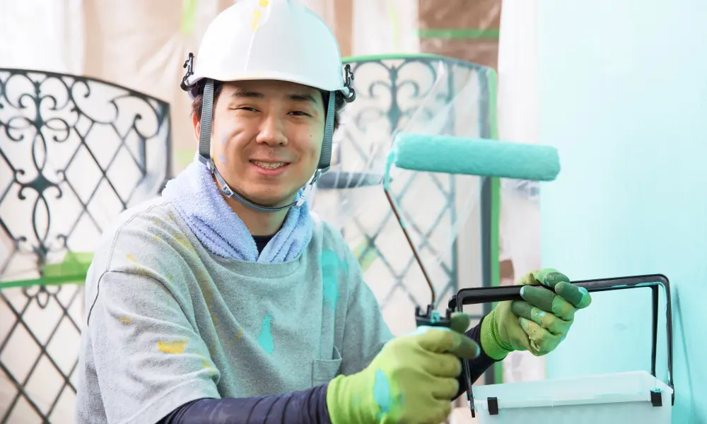 外壁塗装の作業を行う職人の様子